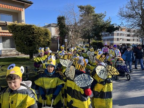 Kinder der Klassen 4a und 4b als Bienen verkleidet unterwegs beim Faschingsumzug